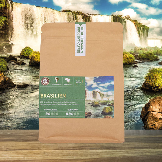 Eine Kaffeeverpackung "Projektkaffee Brasilien" Mahlkaffee von de koffiemann