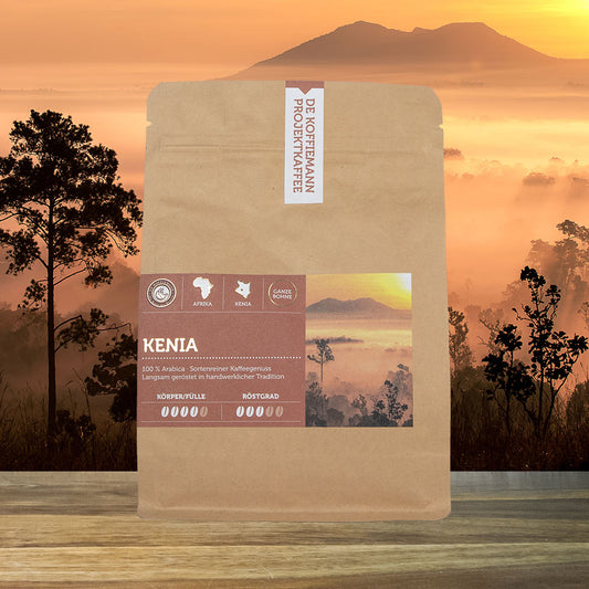 Eine Kaffeeverpackung "Projektkaffee Kenia" Kaffeebohnenvon de koffiemann